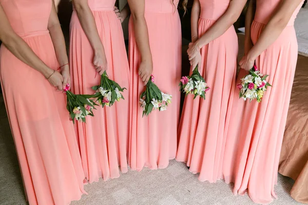 Прекрасные подружки невесты с букетами дома. Девушки модели красоты в красочных свадебных платьях. пять человек — стоковое фото