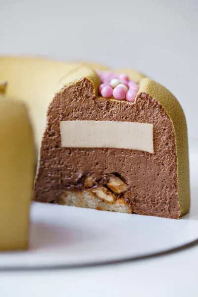 Luksusowy rundy deser z różowe kule czekoladowe. Tort urodzinowy z kulkami wielokolorowe słodki cukier mus żółty. Małe kulki wzór. — Zdjęcie stockowe