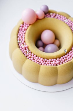 Lüks yuvarlak tatlı pembe çikolata küre ile. Rengarenk tatlı şeker topları ile sarı köpük doğum günü pastası. Küçük toplar desen.