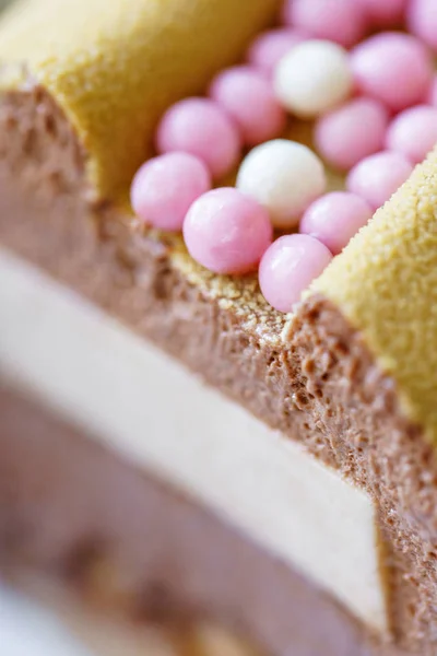 Роскошный круглый десерт с розовым шоколадом сферах. Желтый торт на день рождения мусса с разноцветными сладкими сахарными шариками. Маленькие шарики . — стоковое фото