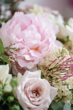 Beyaz leylak, gül, Şakayık ve ahşap bir masa üzerinde düğün çiçeği buket düğün. Bir sürü yeşillik, asimetrik modern gelin grup darmadağınık. Bahar çiçekleri