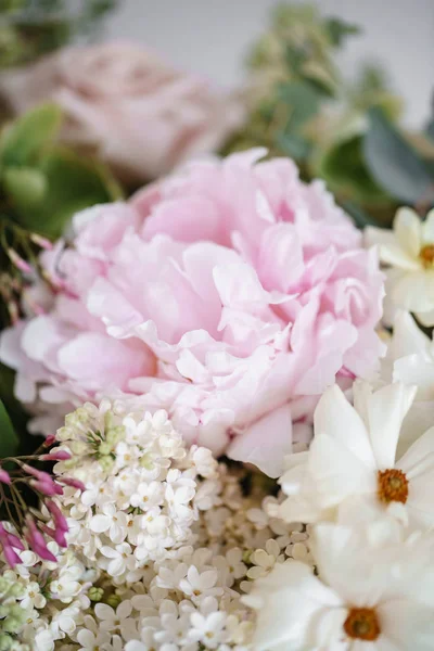 Svatební kytice z bílých, růže, pivoňka a buttercup na dřevěný stůl. Spousta zeleně, moderní asymetrický rozcuchaná svatební parta. Jarní květiny — Stock fotografie