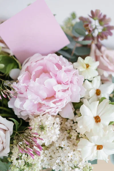 Buquê de casamento de lilás branco, rosas, peônia e buttercup em uma mesa de madeira. Muita vegetação, moderno assimétrico desgrenhado cacho nupcial. Flores de primavera — Fotografia de Stock