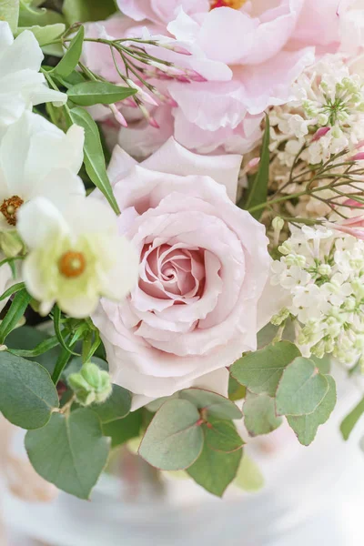 Wedding bouquet of white lilac, roses, peony and buttercup. Lots of greenery, modern asymmetrical disheveled bridal bunch. Spring flowers — Stock Photo, Image