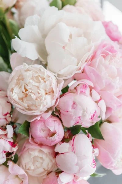 Mooie bloemen in glasvaas. Mooi boeket van witte en roze pioenrozen. Floral samenstelling, daglicht. Zomer behang. Pastel kleuren — Stockfoto