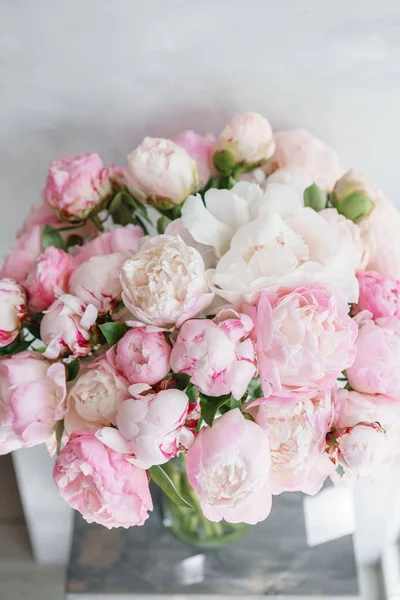 Preciosas flores en jarrón de cristal. Hermoso ramo de peonías blancas y rosadas. Composición floral, luz del día. Papel pintado de verano. Colores pastel —  Fotos de Stock