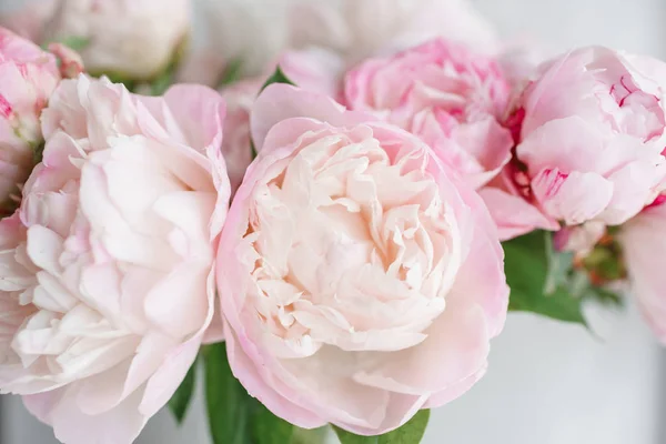 Schöne Blumen in Glasvase. schöner Strauß weißer und rosa Pfingstrosen. Florale Komposition, Tageslicht. Sommertapete. Pastellfarben — Stockfoto