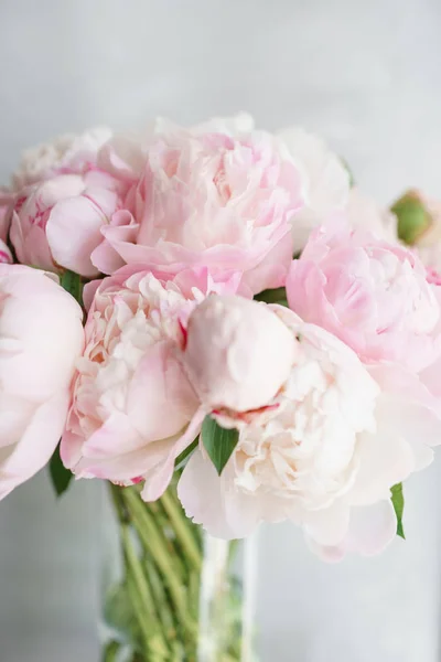 Schöne Blumen in Glasvase. schöner Strauß weißer und rosa Pfingstrosen. Florale Komposition, Tageslicht. Sommertapete. Pastellfarben — Stockfoto