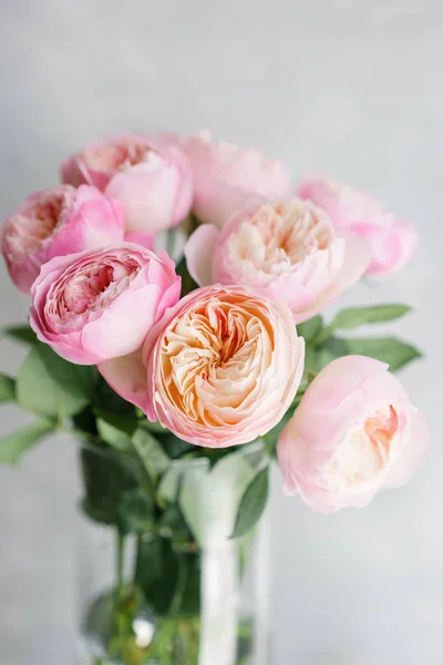 Английские садовые розы, Дэвид Остин. Многоцветный розовый цветочный бутон, фото на цветочном фоне. Прекрасные цветы в стеклянной вазе. Прекрасный летний букет. Цветочный состав, дневной свет. Обои — стоковое фото