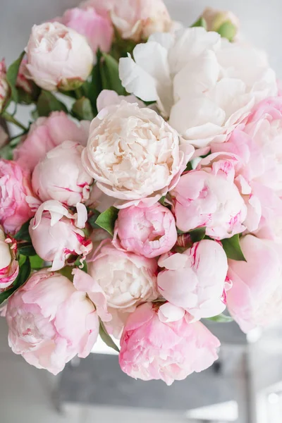 Schöne Blumen in Glasvase. schöner Strauß weißer und rosa Pfingstrosen. Florale Komposition, Tageslicht. Sommertapete. Pastellfarben — Stockfoto