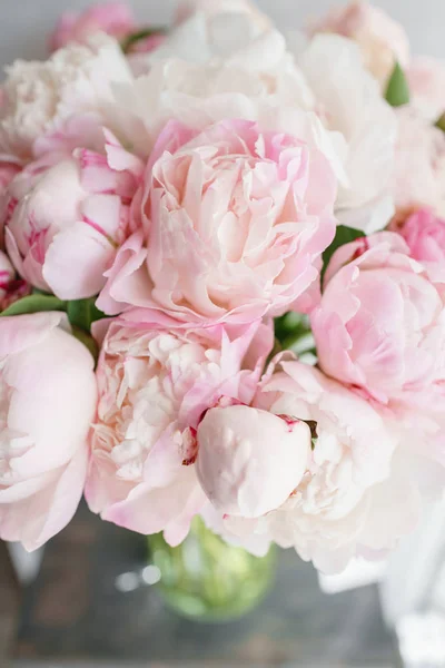 Schöne Blumen in Glasvase. schöner Strauß weißer und rosa Pfingstrosen. Florale Komposition, Tageslicht. Sommertapete. Pastellfarben — Stockfoto