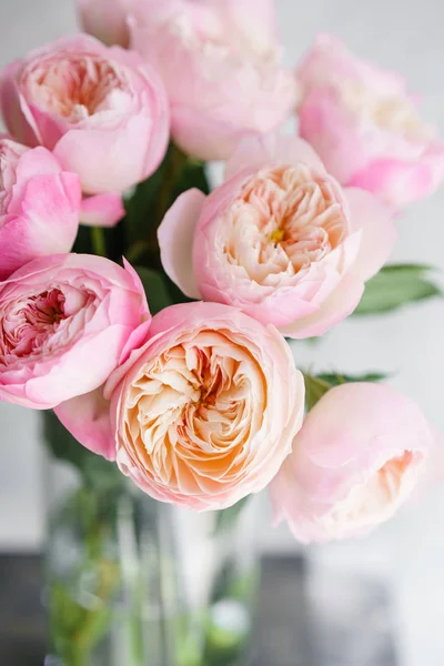Английские садовые розы, Дэвид Остин. Многоцветный розовый цветочный бутон, фото на цветочном фоне. Прекрасные цветы в стеклянной вазе. Прекрасный летний букет. Цветочный состав, дневной свет. Обои — стоковое фото