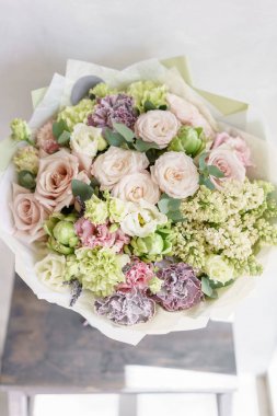 çiçek aranjmanı. ahşap masa üzerine güzel çiçekler çok renkli buket. Floristik kavramı. Bahar renkleri. Dikey fotoğraf