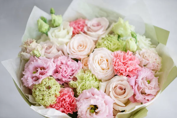 Flower arrangement. multicolor bouquet of beautiful flowers on wooden table. Floristry concept. Spring colors. — Stock Photo, Image
