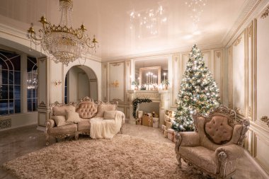Noel akşamı mumların ve çelenklerin ışığında. Süslü Noel ağacı ve hediyeleri olan klasik lüks daireler. Şömine, sütun ve sıva ile yaşamak.