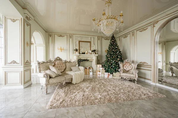 Christmas morning. Classic luxurious apartments with decorated christmas tree and presents. Living with fireplace, columns and stucco. — Stock Photo, Image