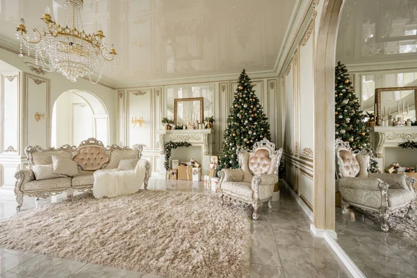 Рождественское утро. Классические роскошные апартаменты с украшенной елкой и подарками. Жить с камином, колоннами и лепниной . — стоковое фото