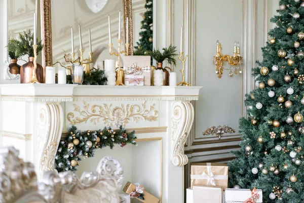 Mañana de Navidad. Apartamentos de lujo clásicos con árbol de Navidad decorado y regalos. Vivir con chimenea, columnas y estuco . — Foto de Stock