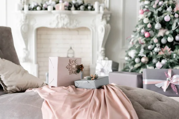 Mañana de Navidad. Apartamentos de lujo clásicos con árbol de Navidad decorado y regalos. Vivir con chimenea, columnas y estuco . — Foto de Stock