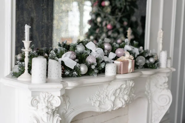 Karácsony reggelén. Klasszikus luxus apartmanok díszített karácsonyfával és ajándékokkal. Élet kandallóval, oszlopokkal és stukkóval. — Stock Fotó