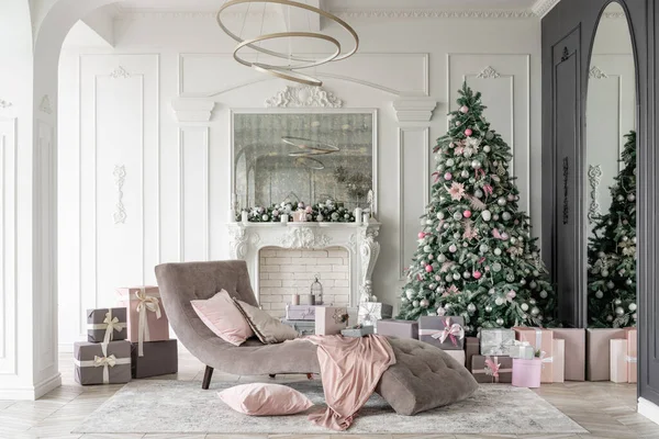 Χριστουγεννιάτικο πρωινό. Κλασικά πολυτελή διαμερίσματα με διακοσμημένο χριστουγεννιάτικο δέντρο και δώρα. Ζώντας με τζάκι, κολώνες και στόκο. — Φωτογραφία Αρχείου