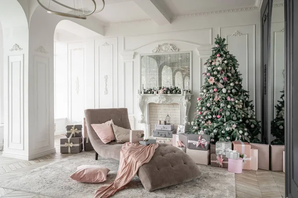 Mañana de Navidad. Apartamentos de lujo clásicos con árbol de Navidad decorado y regalos. Vivir con chimenea, columnas y estuco . — Foto de Stock