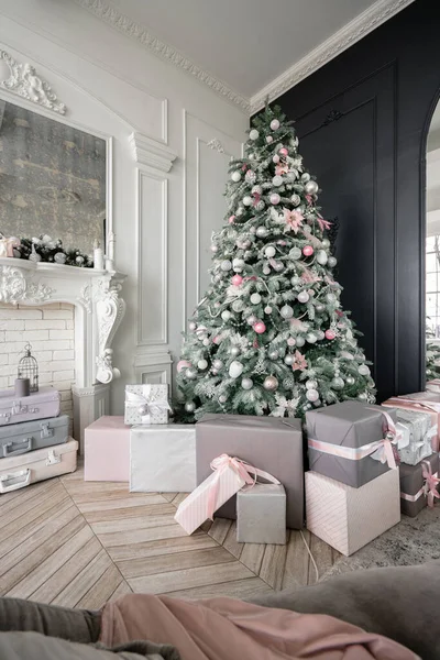 Manhã de Natal. Apartamentos clássicos de luxo com árvore de natal decorada e presentes. Viver com lareira, colunas e estuque . — Fotografia de Stock