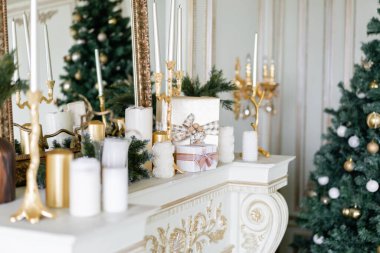 Noel sabahı. Süslü Noel ağacı ve hediyeleri olan klasik lüks daireler. Şömine, sütun ve sıva ile yaşamak.