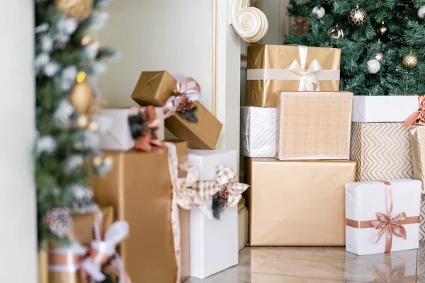 Noel sabahı. Süslü Noel ağacı ve hediyeleri olan klasik lüks daireler. Şömine, sütun ve sıva ile yaşamak. — Stok fotoğraf