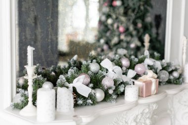 Noel sabahı. Süslü Noel ağacı ve hediyeleri olan klasik lüks daireler. Şömine, sütun ve sıva ile yaşamak.