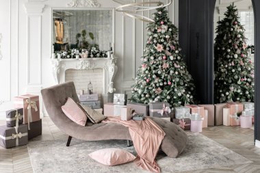 Noel sabahı. Süslü Noel ağacı ve hediyeleri olan klasik lüks daireler. Şömine, sütun ve sıva ile yaşamak.