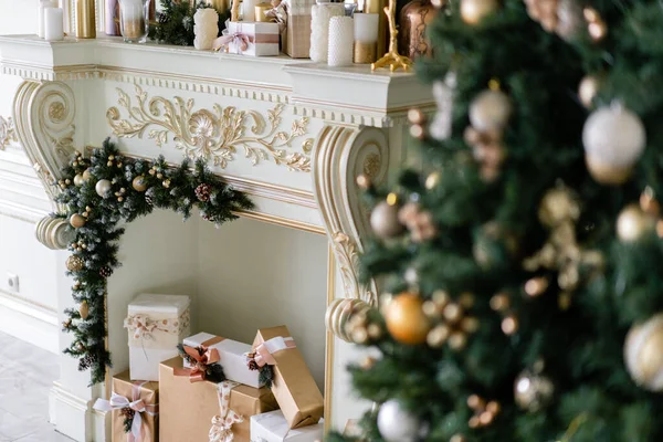 装飾が施されたクリスマスツリーのクローズアップ枝。クリスマスボール、リボン弓、雪片、松のコーンとライト. — ストック写真