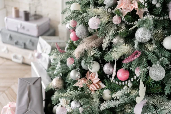 Close-up takken van de kerstboom met ornamenten. Kerstballen, lintstrik, sneeuwvlokken, dennenappels en verlichting. — Stockfoto