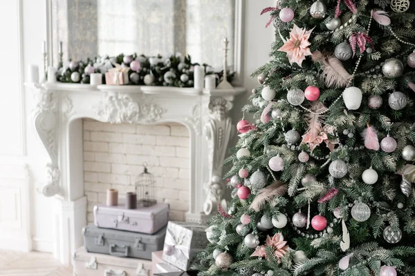 Manhã de Natal. Apartamentos clássicos de luxo com árvore de natal decorada e presentes. Viver com lareira, colunas e estuque . — Fotografia de Stock