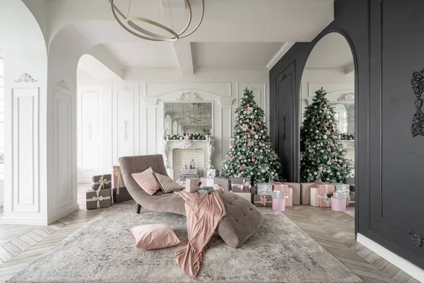 Mañana de Navidad. Apartamentos de lujo clásicos con árbol de Navidad decorado y regalos. Vivir con chimenea, columnas y estuco . — Foto de Stock