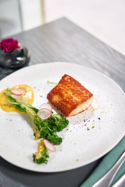 Somon bifteği fileto ve taze brokoli ile süslenmiş. Restoran menüsü, bir dizi farklı yemeğin fotoğrafları.