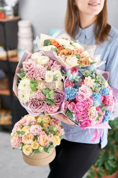Quatro de belo buquê de luxo. Flores misturadas em mãos de mulher. o trabalho da florista em uma loja de flores . — Fotografia de Stock