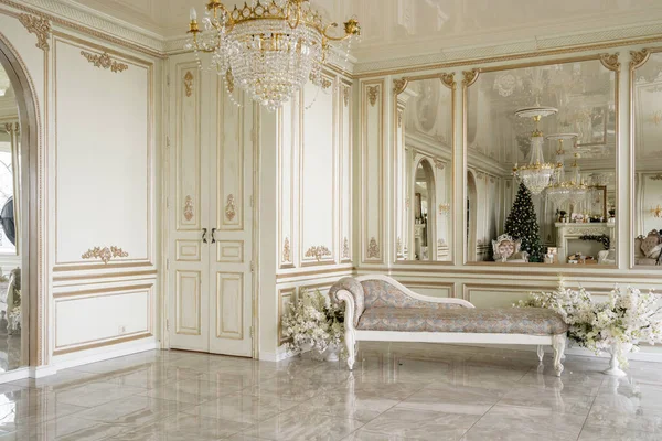 Noel sabahı. Süslü Noel ağacı ve hediyeleri olan klasik lüks daireler. Şömine, sütun ve sıva ile yaşamak.