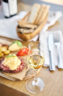 Kızarmış ahtapot Bbq ve fırında patates ve bir bardak Grapa. Tahta tabak. Restoran menüsü