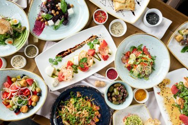 Tabakların çeşitleri masada. Masada çeşitli abur cuburlar ve antipastalar var. Restoran menüsü. İtalyan mutfağı