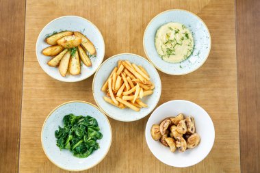 Farklı mezeler. Tabakların çeşitleri masada. Restoran menüsü.