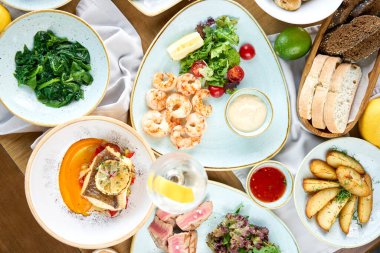 Süslü deniz ürünleri tabağı. Tabakların çeşitleri masada. Restoran menüsü.