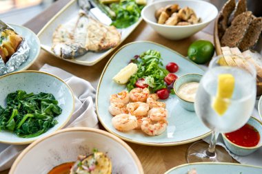 Süslü deniz ürünleri tabağı. Tabakların çeşitleri masada. Restoran menüsü.
