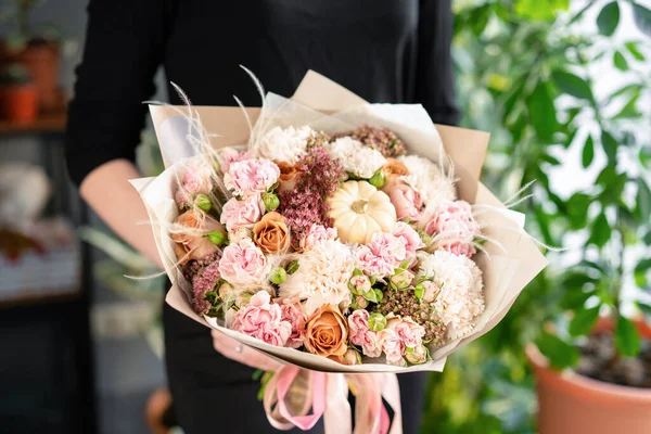 Color blanco y rosa. Hermoso ramo de flores mixtas en manos de mujeres. el trabajo de la floristería en una florería. Flor fresca cortada . — Foto de Stock