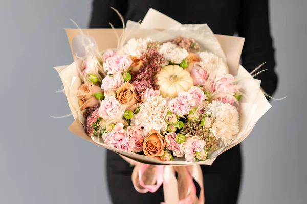 Білий і рожевий кольори. Красивий букет змішаних квітів у жіночих руках. Робота флориста в квітковому магазині. Свіжа зрізана квітка . — стокове фото