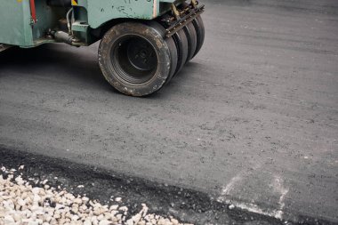Asfalt Kompaktörleri yol onarımı yapıyor. Yeni asfalt seriyorum. Büyük, ağır makineler. Yeni bir asfalt yol inşaatı.