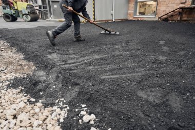Kırmızı lale bahar buket elinde tutan genç güzel kadın. Taze kesilmiş bahar çiçek kadın elinde demet