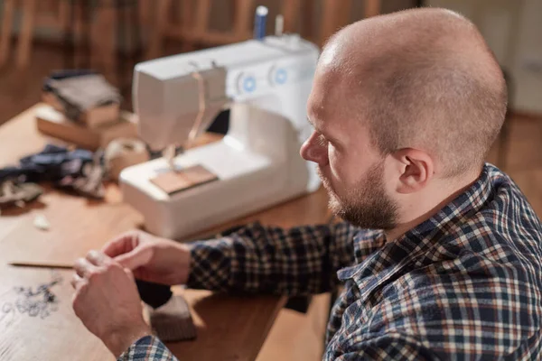 Skräddarsydda band av ylletyg. Arbeta med symaskin i en textilstudio. — Stockfoto