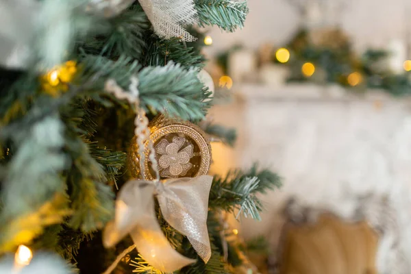 성냥개비, 리본 리본, 눈송이, 솔방울, 빛으로 장식된 크리스마스 나무 가지들이 빽빽 하게 들어온다. — 스톡 사진