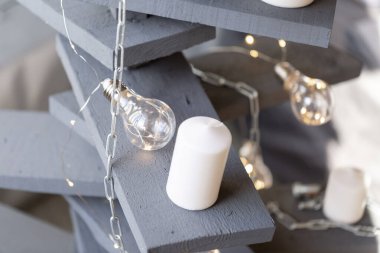 Alternatif ahşap Noel ağacı. Bir el yapımı yılbaşı ağacı ve ampul odasında yerde